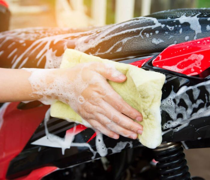 バイクを洗車する人